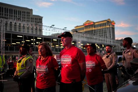 Thousands of Las Vegas hotel workers fighting for new union contracts rally, block Strip traffic
